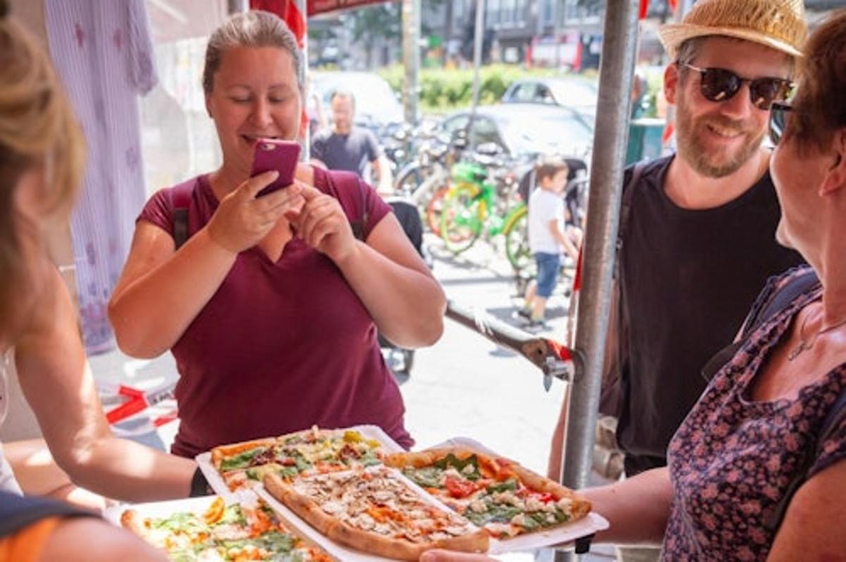 Egy nő pizzát fényképez