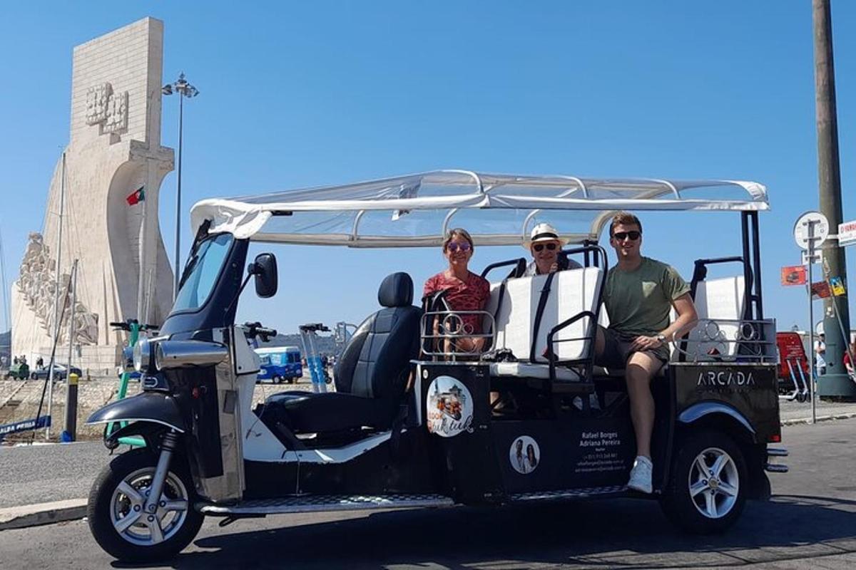một nhóm người đi trên xe golf