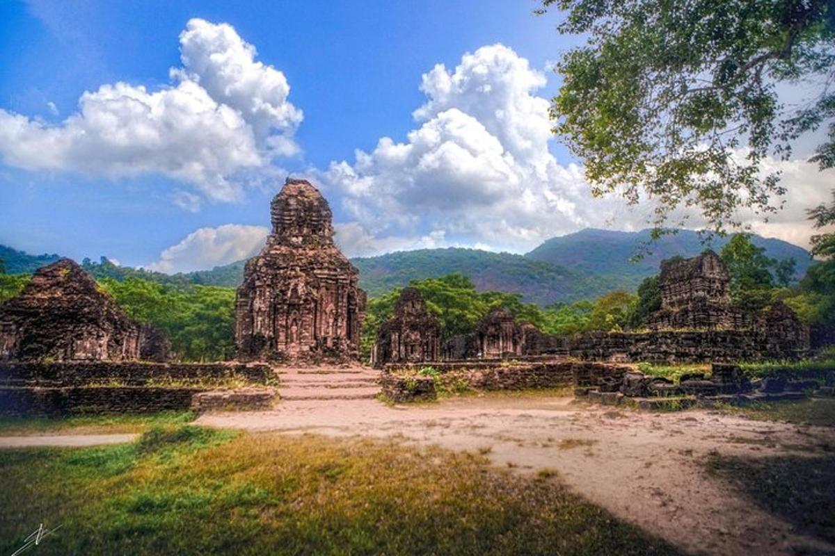 pemandangan kuil purba dengan latar belakang gunung