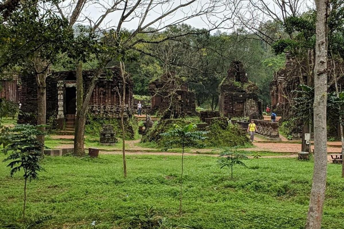 sebuah taman dengan sekumpulan pokok dan sebuah bangunan