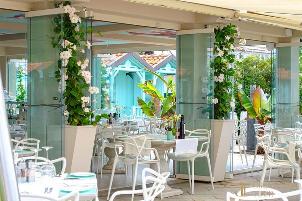 un ristorante con sedie e tavoli bianchi e piante
