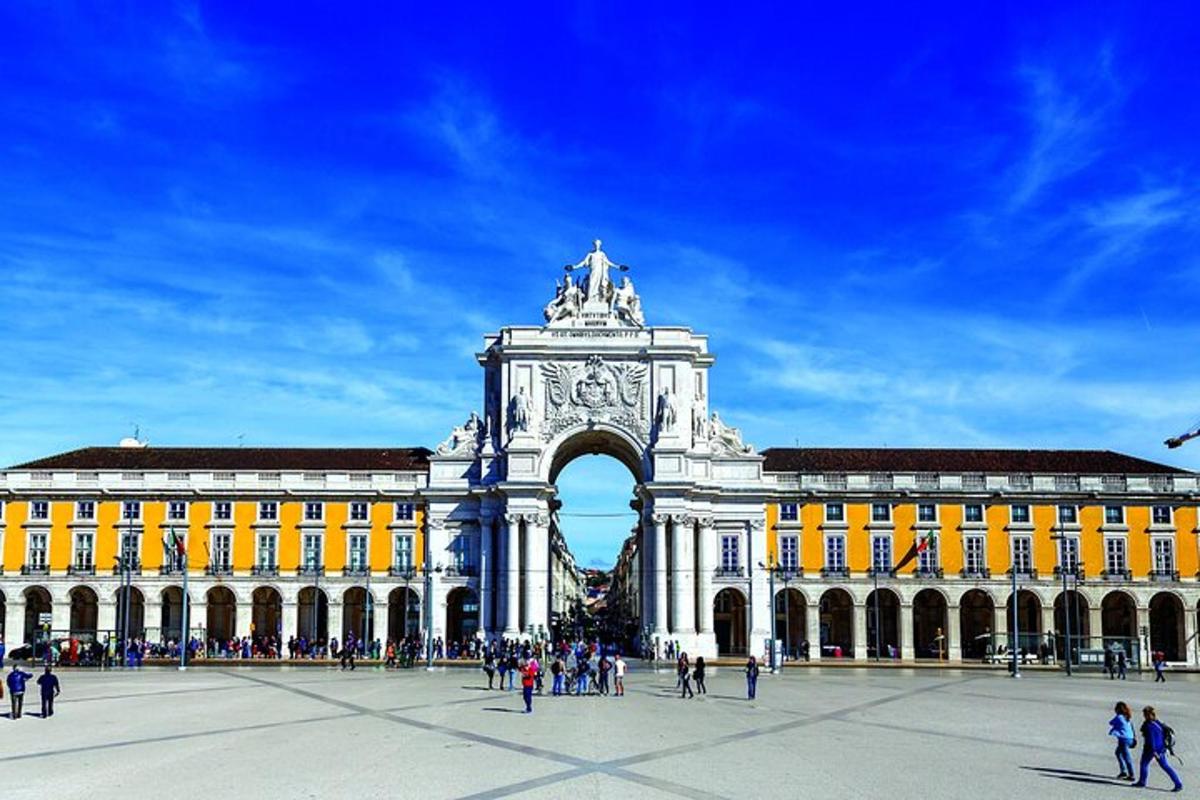 um grande edifício com um arco na frente