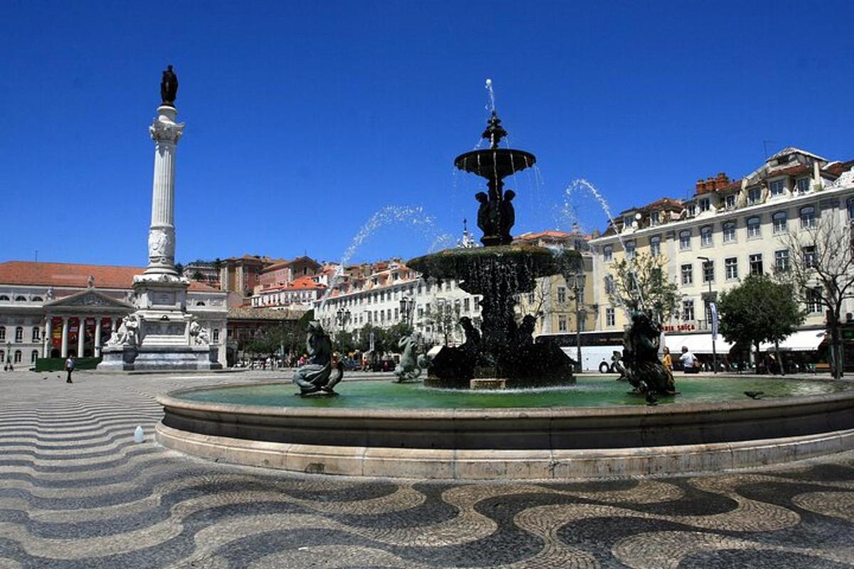 uma fonte no meio de uma cidade com edifícios