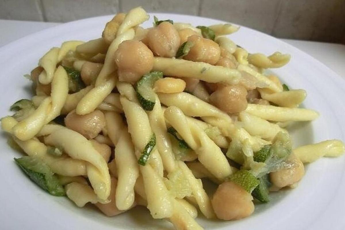 un piatto di pasta con fagioli e broccoli
