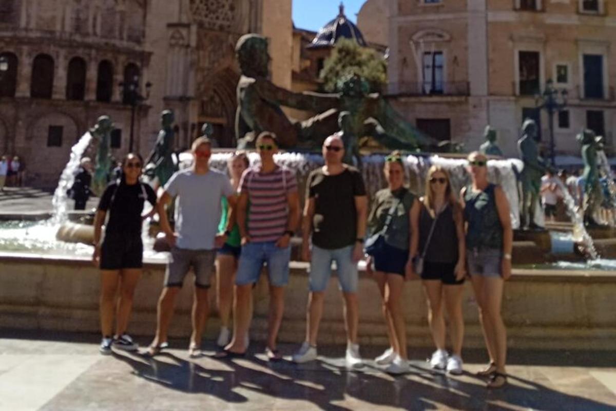 un grup de persones dretes davant d'una font