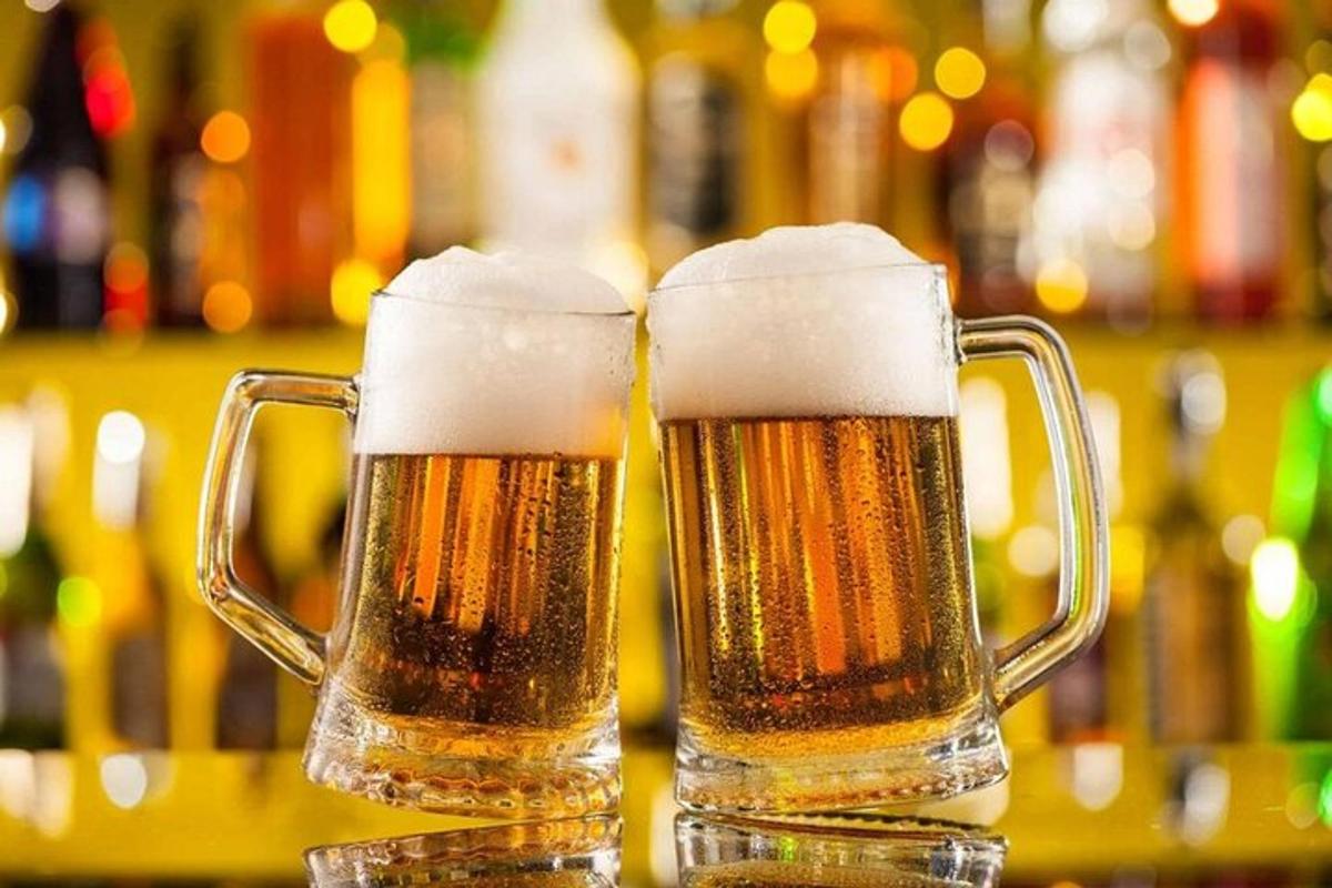 dos gots de cervesa asseguts sobre una taula