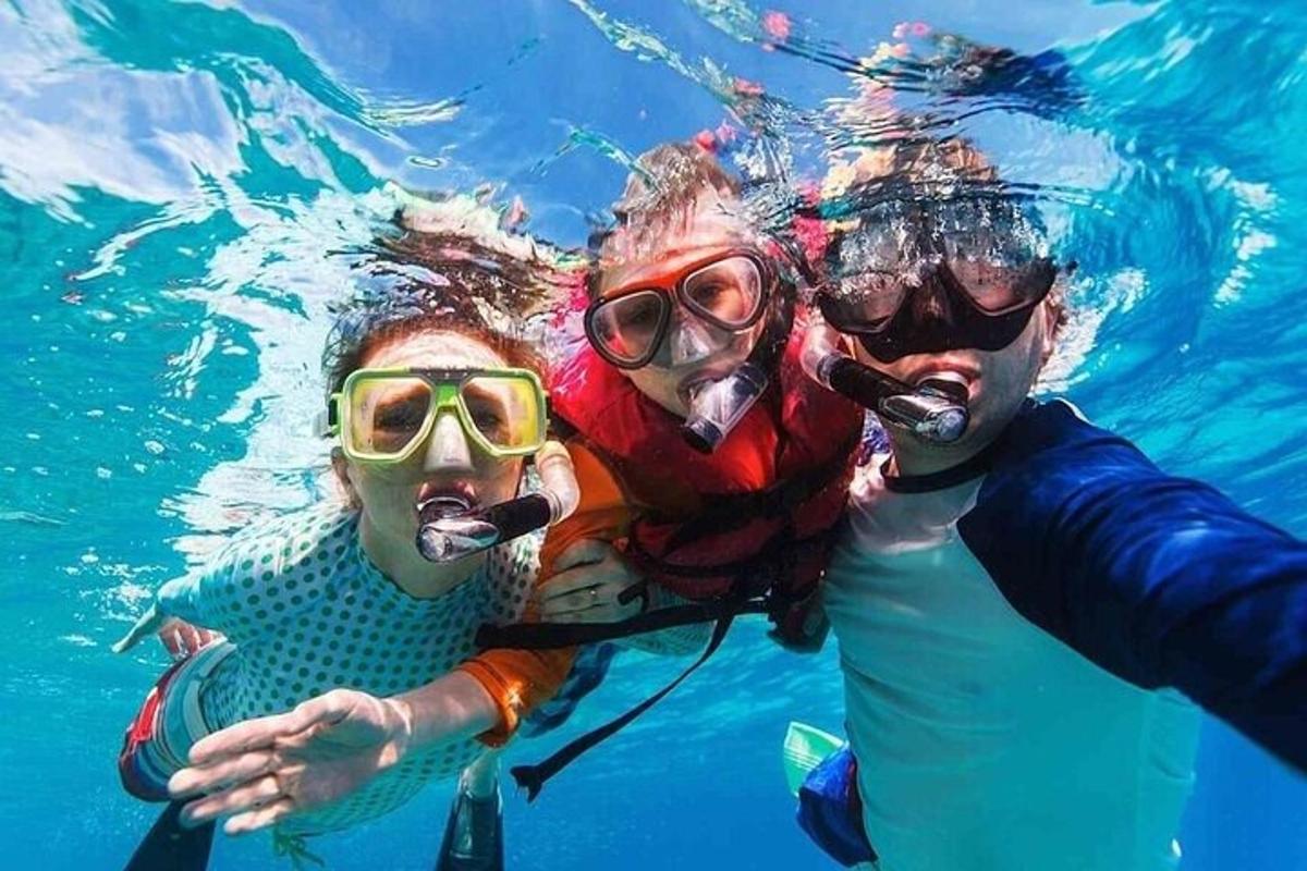 eine Gruppe von drei Personen im Wasser