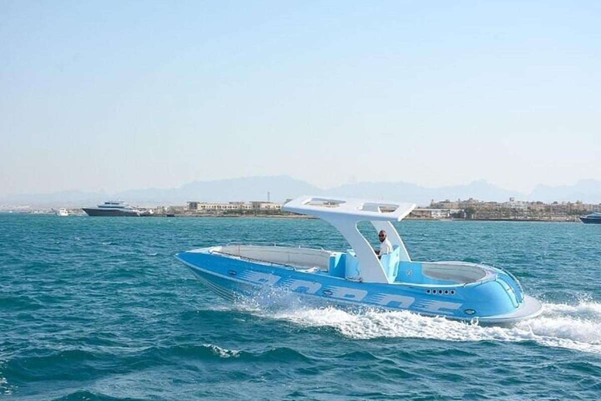 ein Mann, der auf einem blauen Boot auf dem Wasser reitet