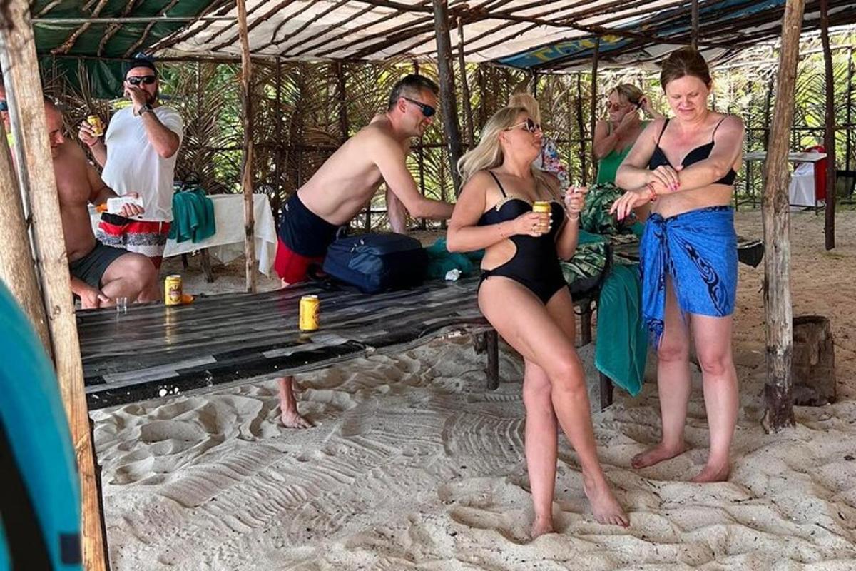 sekelompok orang duduk di bangku di pantai