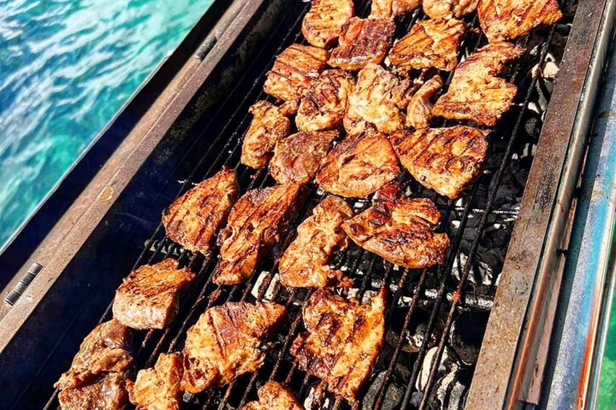 uma grelha com carne cozinhando em cima da água