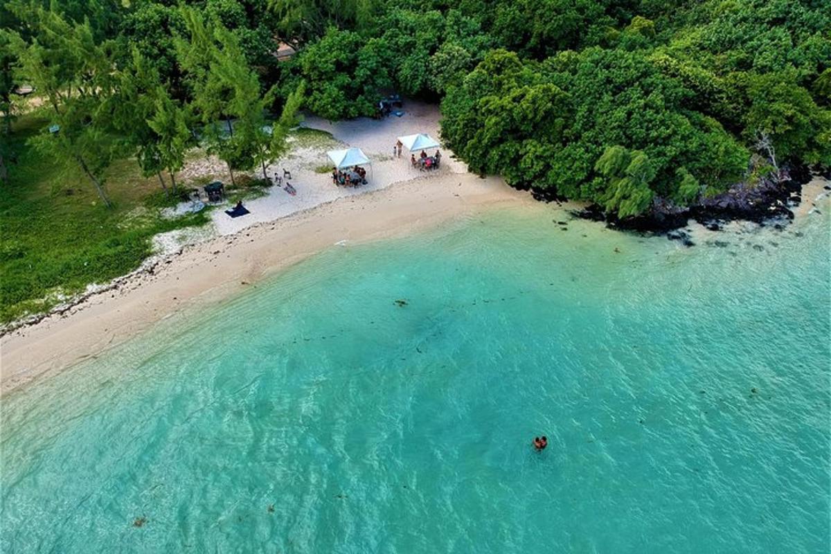 vista aèria d'una platja amb para-sols a l'aigua