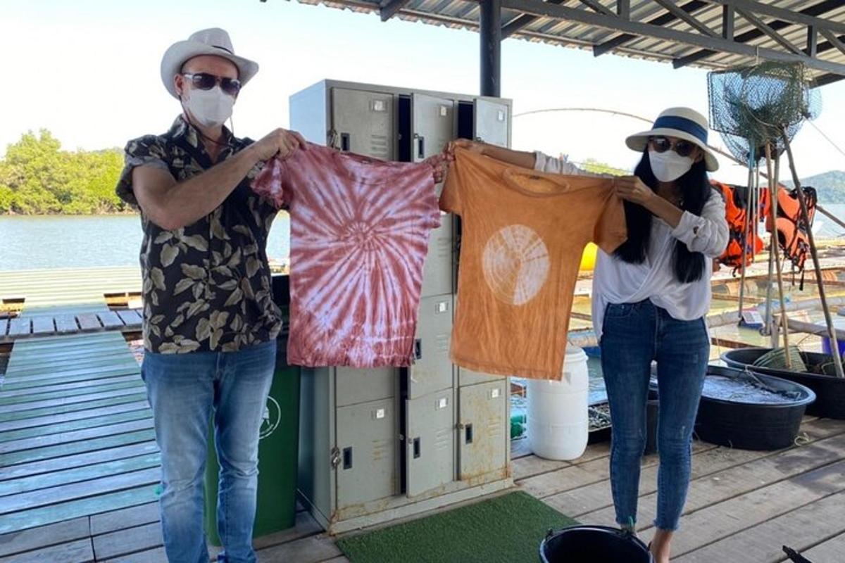 duas pessoas usando máscaras segurando camisas