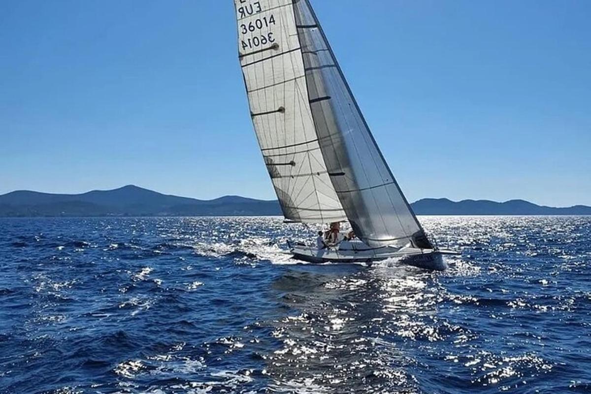 seglbátur í vatninu á vatnsbotni