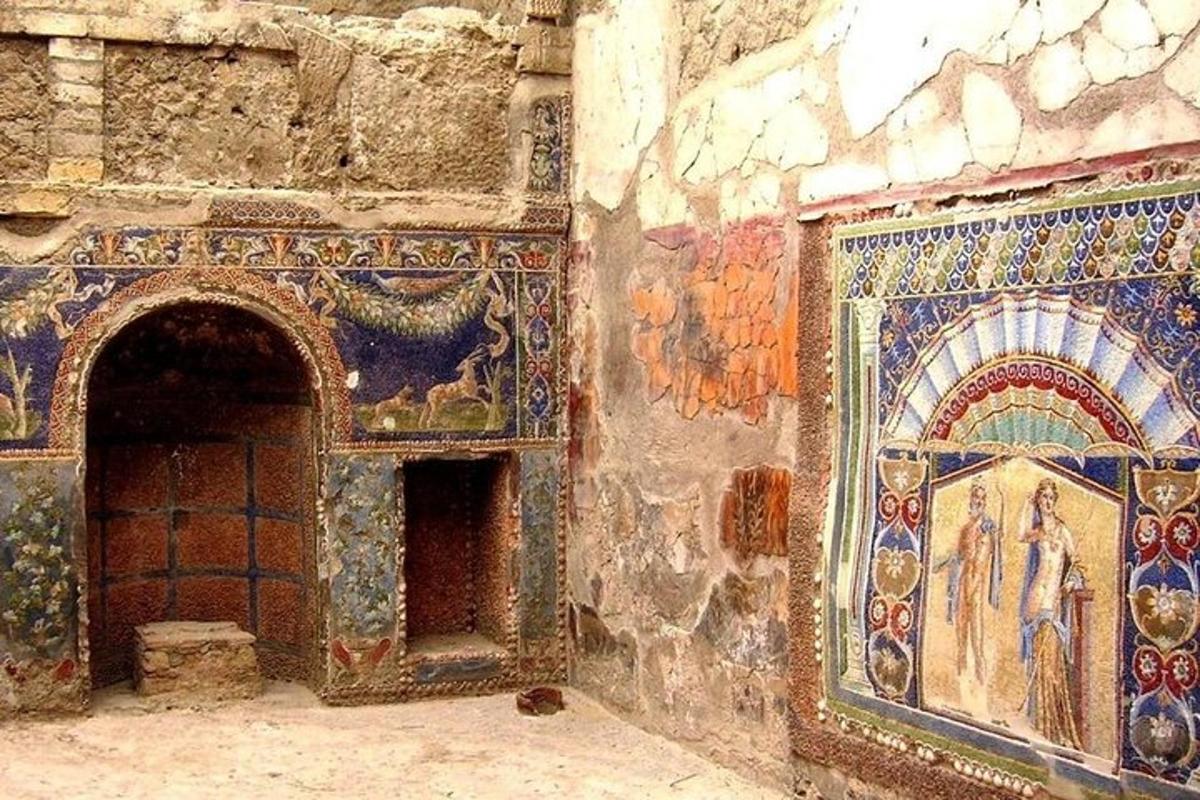 una stanza con mosaici sulle pareti di un edificio