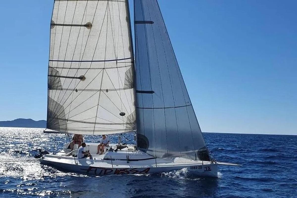 група људи на једрилици у води