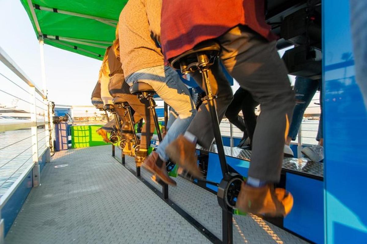 um grupo de pessoas andando em um barco
