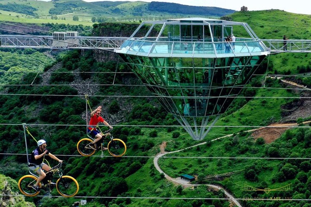 dva lidé jedoucí na kolech na zipline