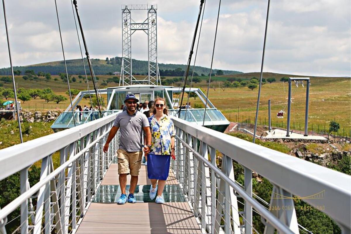 un hombre y una mujer caminando por un puente