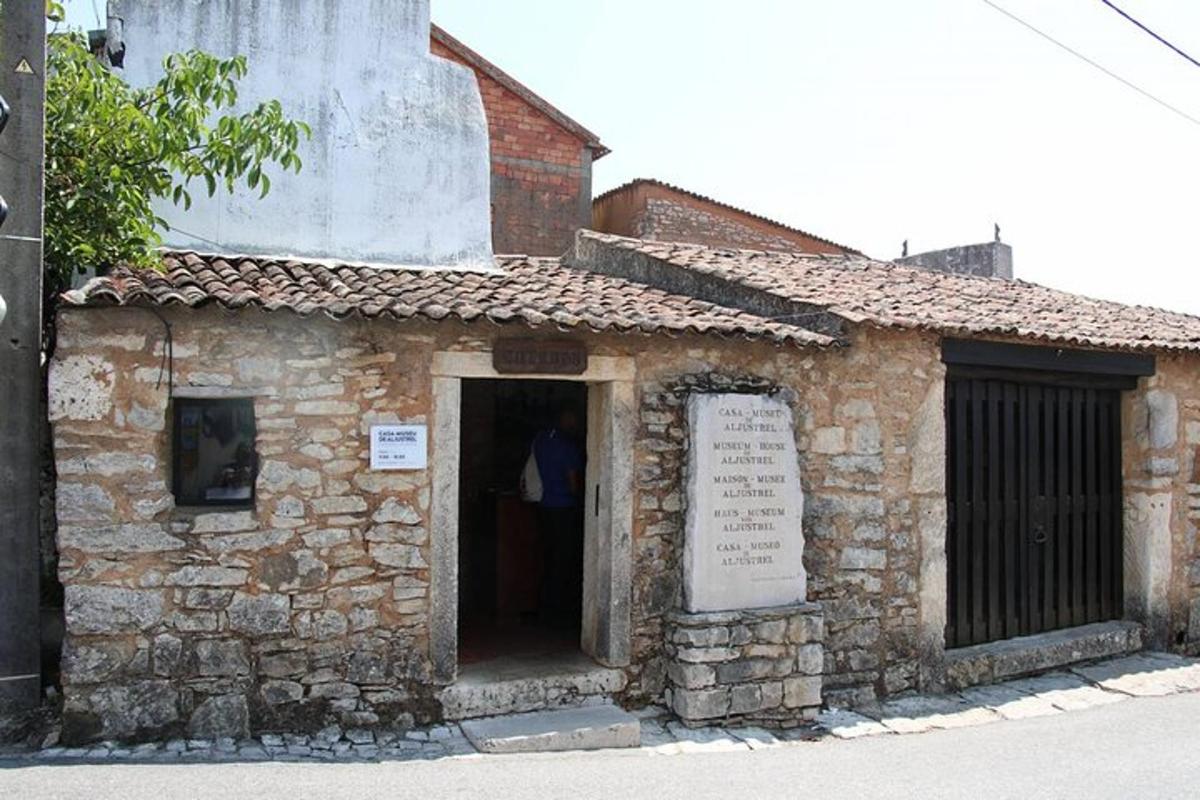 um antigo edifício de pedra com uma placa na porta