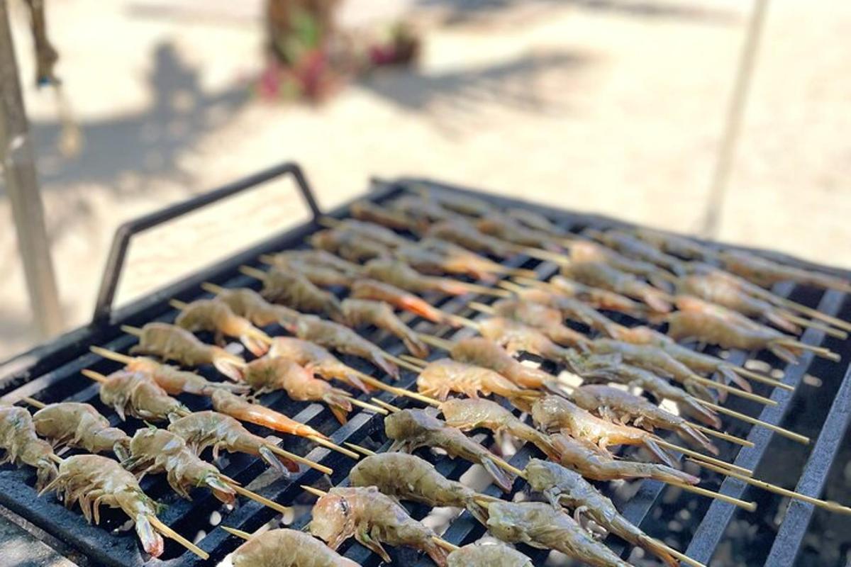 um monte de comida cozinhando na grelha