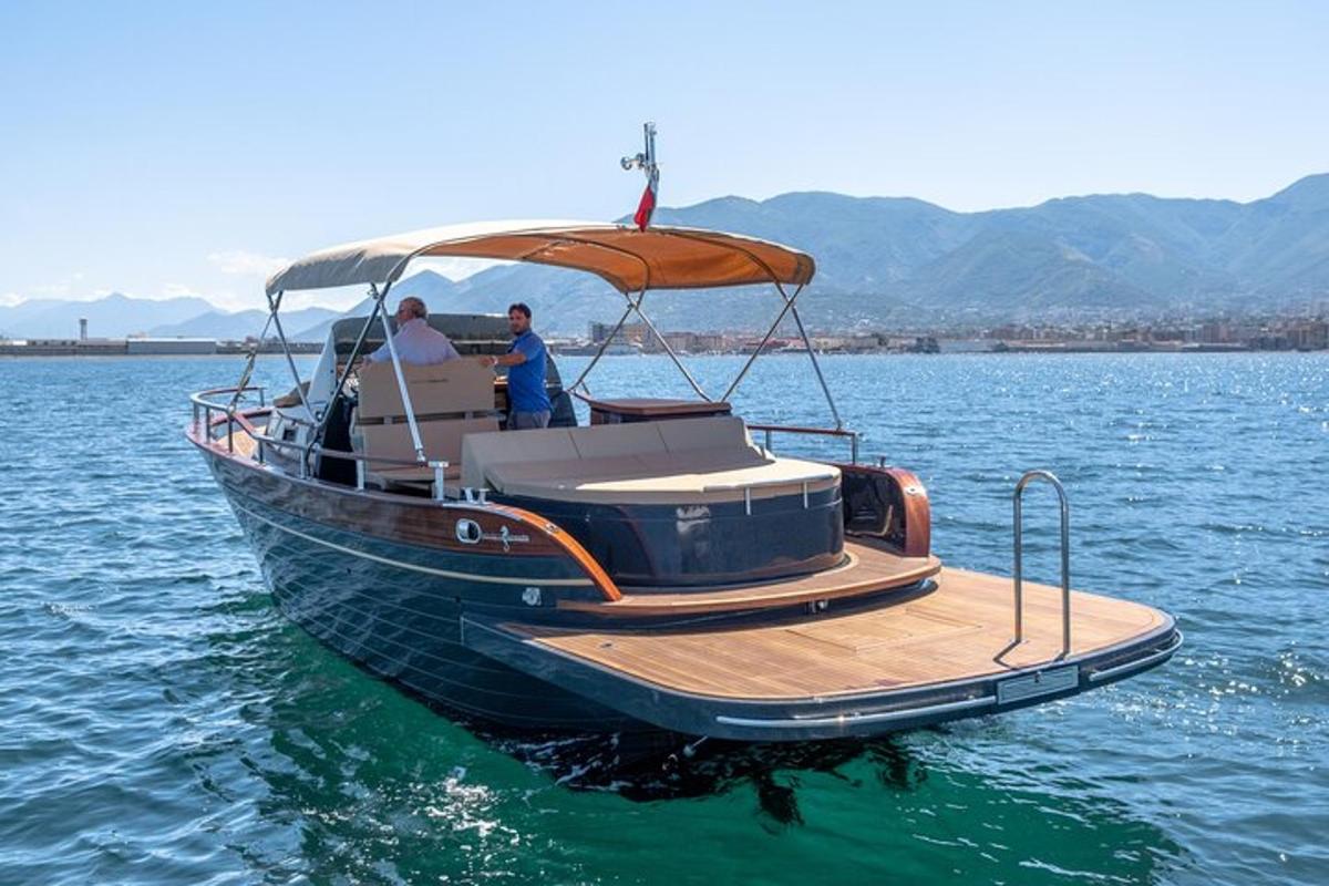 duas pessoas sentadas em um barco na água
