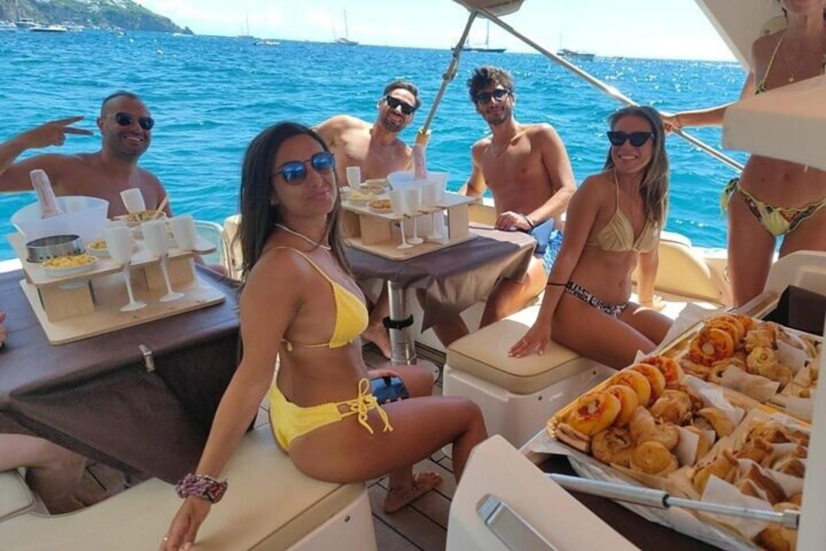 um grupo de pessoas de biquíni sentadas em um barco