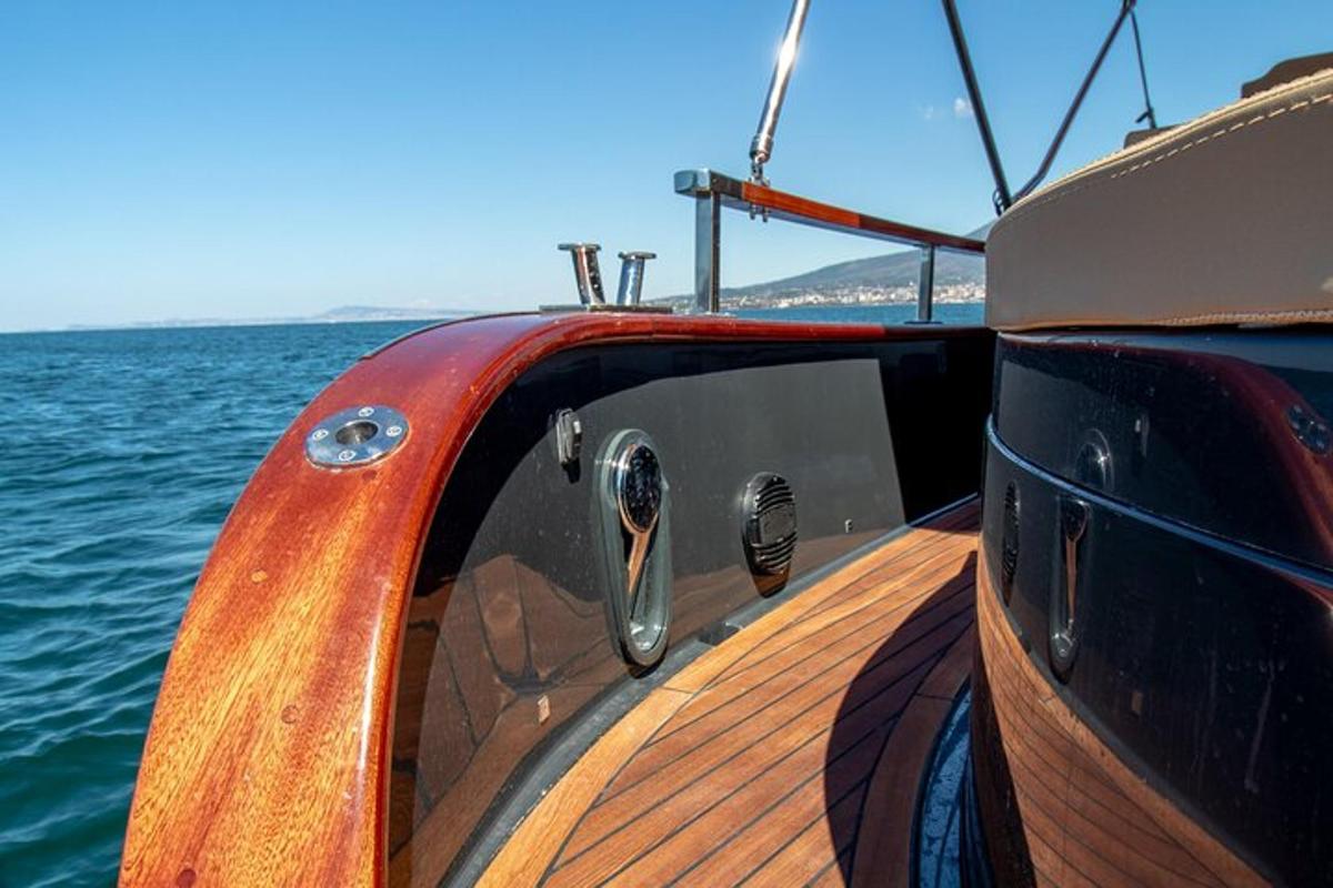 um convés de madeira de um barco na água