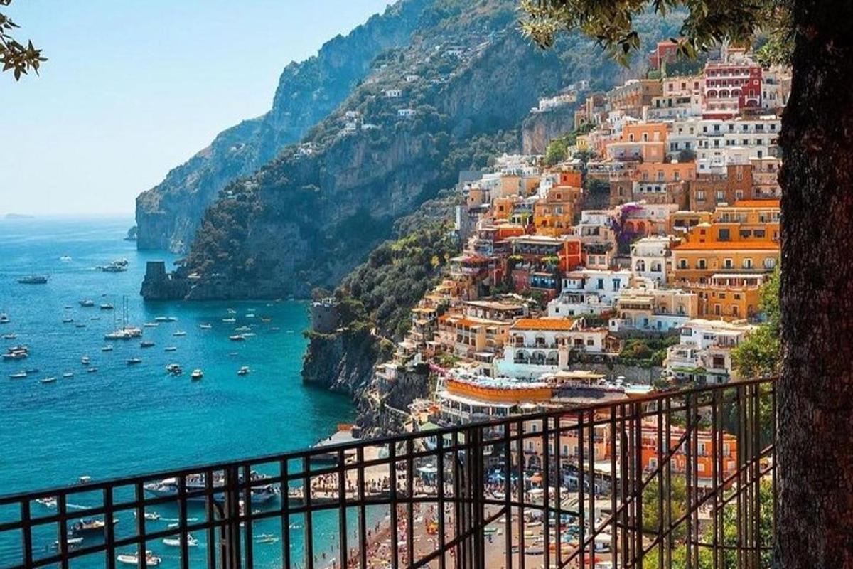 một góc nhìn của bờ biển Amalfi với đại dương