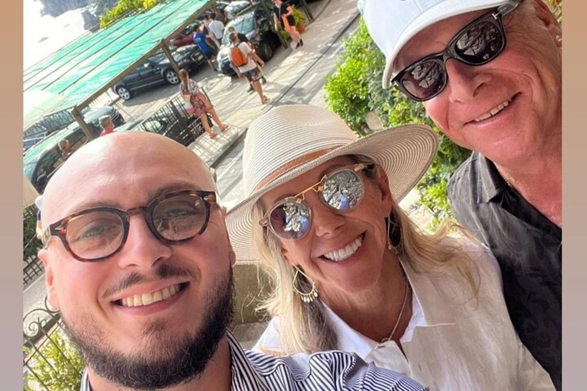 un gruppo di tre persone che posano per una foto