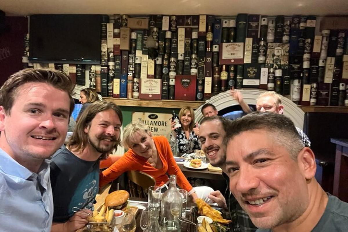 skupina lidí sedících u stolu v restauraci