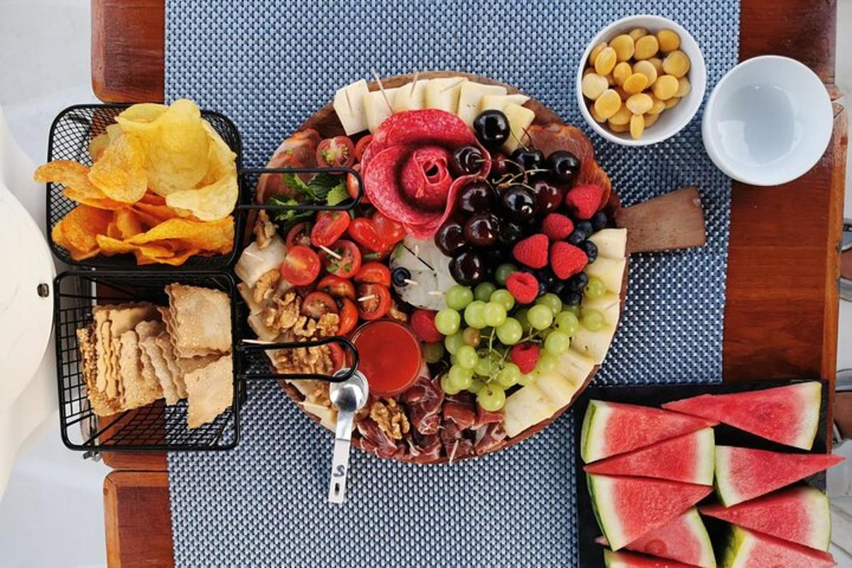Un plato de comida con diferentes tipos de alimentos en una mesa.