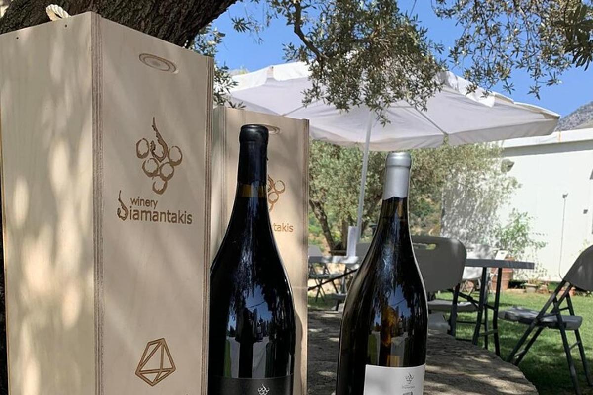 Dos botellas de vino junto a una caja