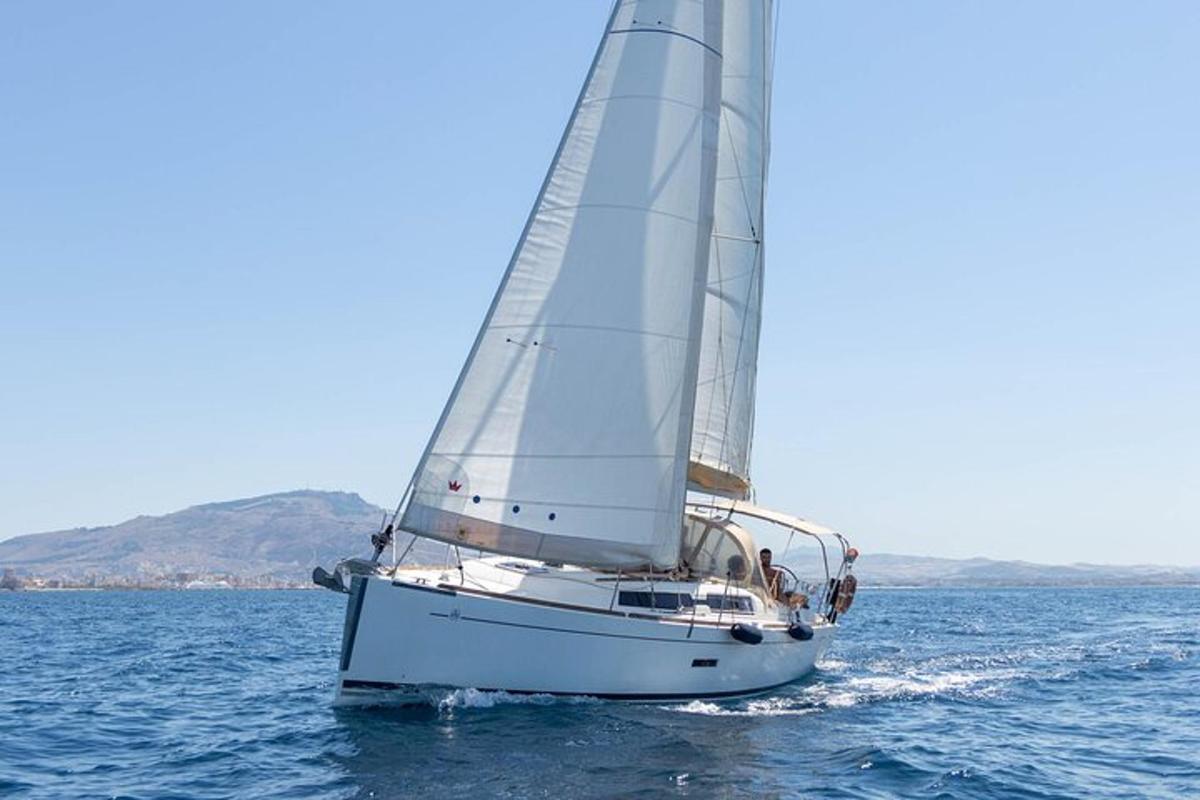 una barca a vela in acqua sull'oceano