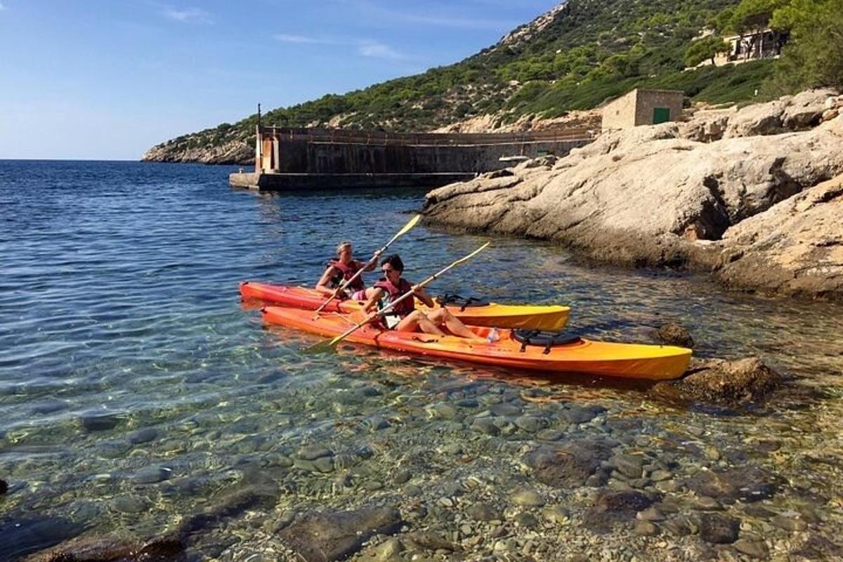 δύο άτομα βρίσκονται σε μια βάρκα στο νερό