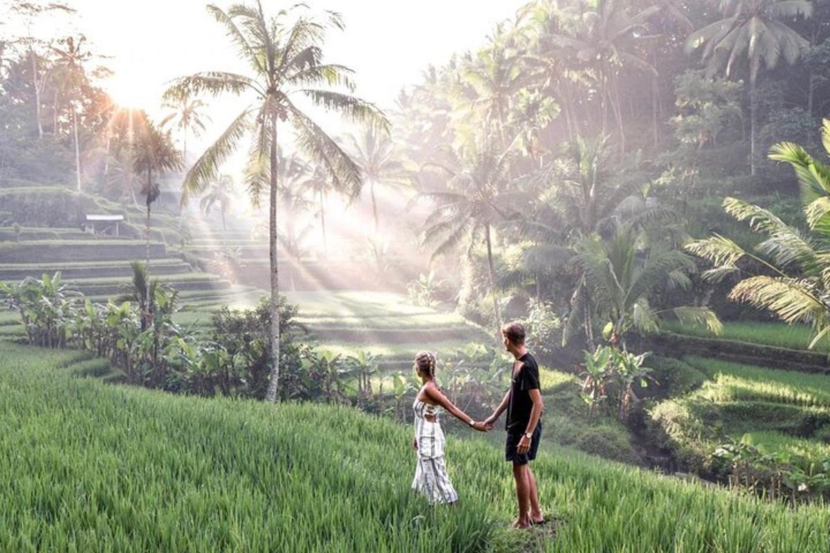 um homem e uma criança em pé em um campo de mãos dadas
