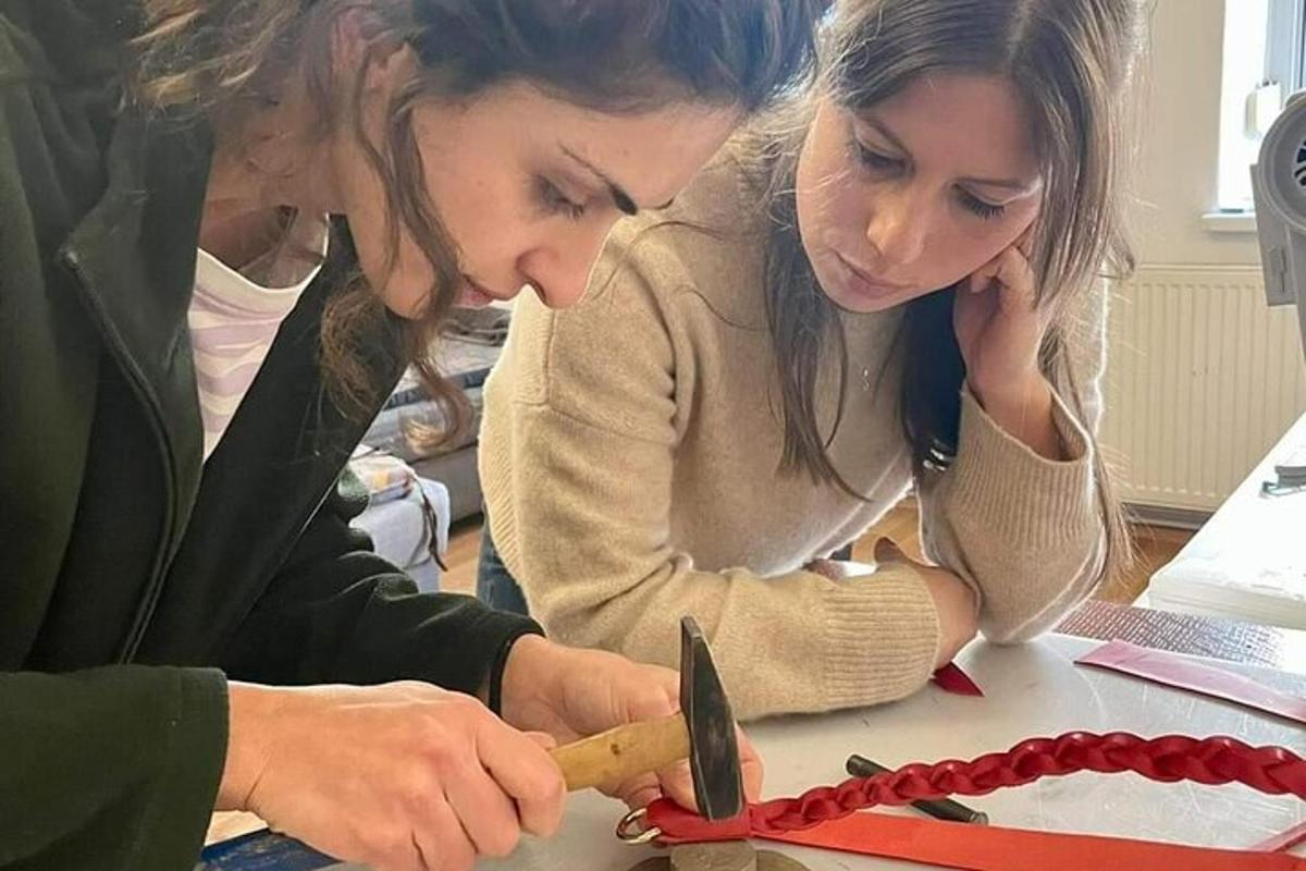 due donne che tagliano un nastro con un paio di forbici