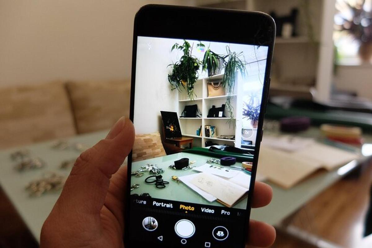 osoba držící v ruce mobilní telefon