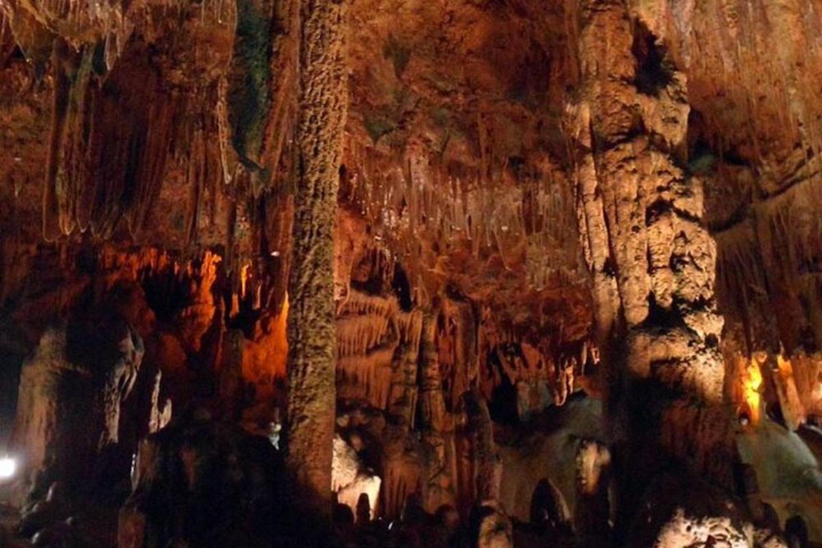 una grotta piena di formazioni rocciose