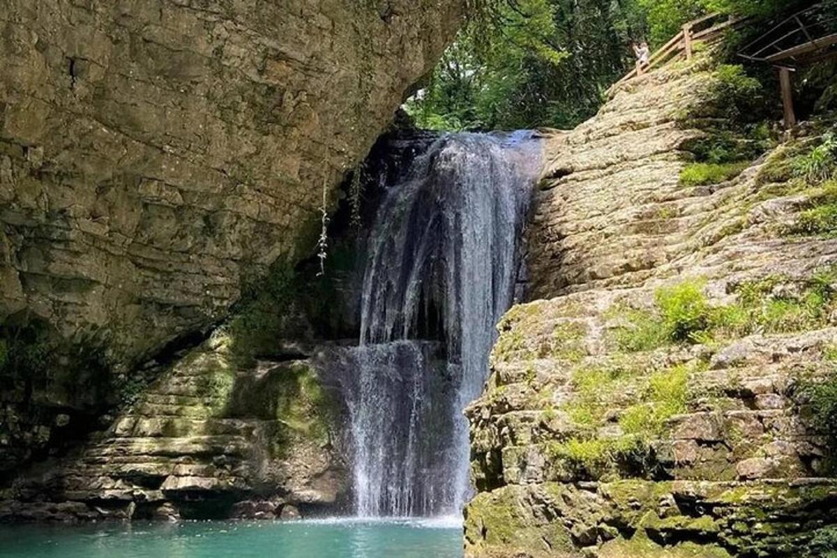 una cascata sul fianco di una scogliera rocciosa