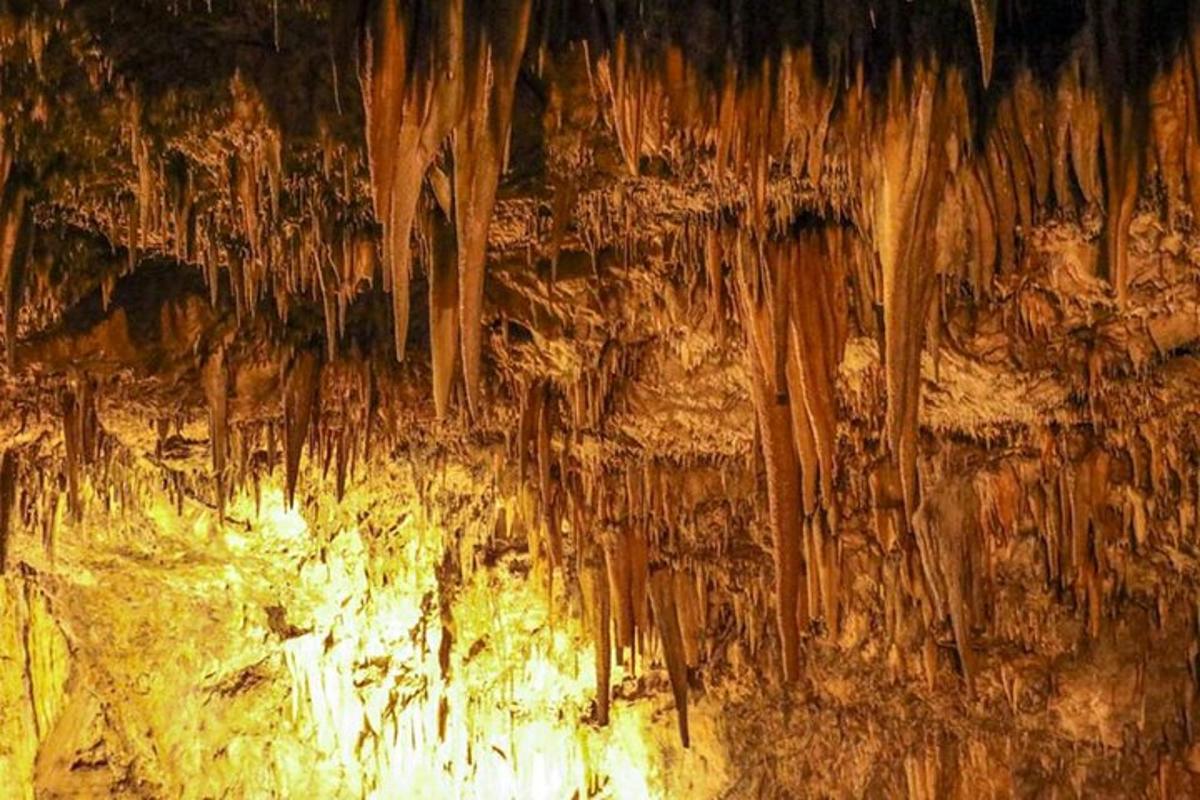 una grotta con ghiaccioli appesi al soffitto