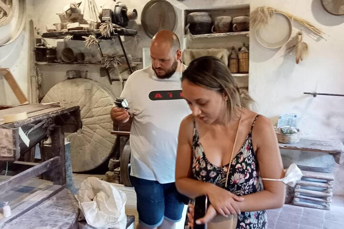 Un hombre y una mujer de pie en una cocina.