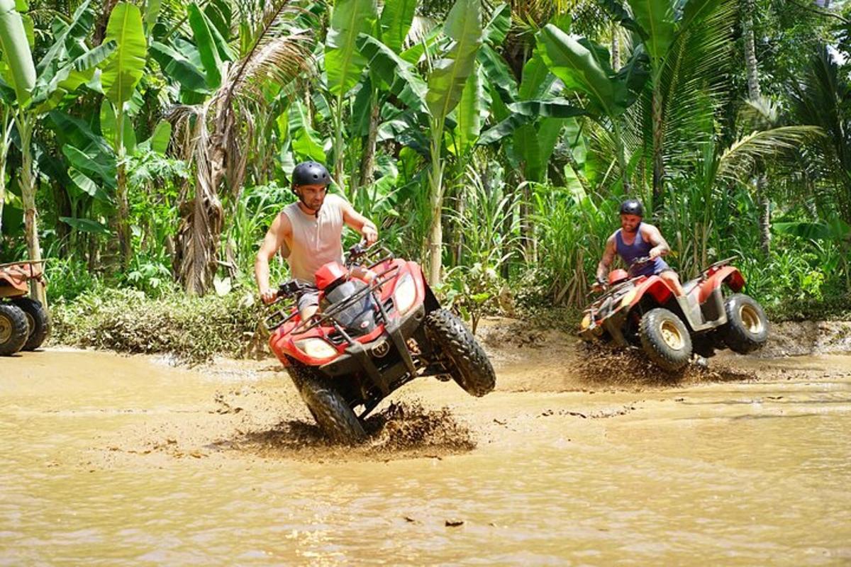 dua lelaki menaiki atv di dalam air