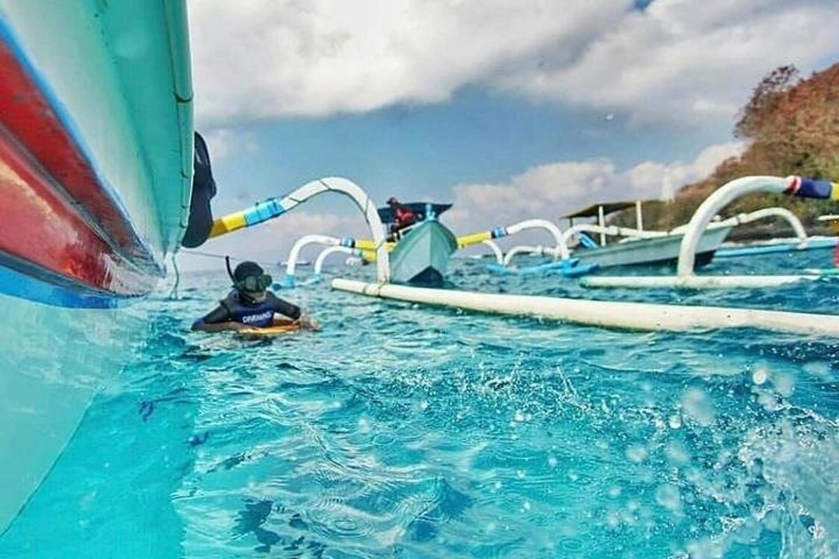 seseorang di dalam air di atas gelongsor air