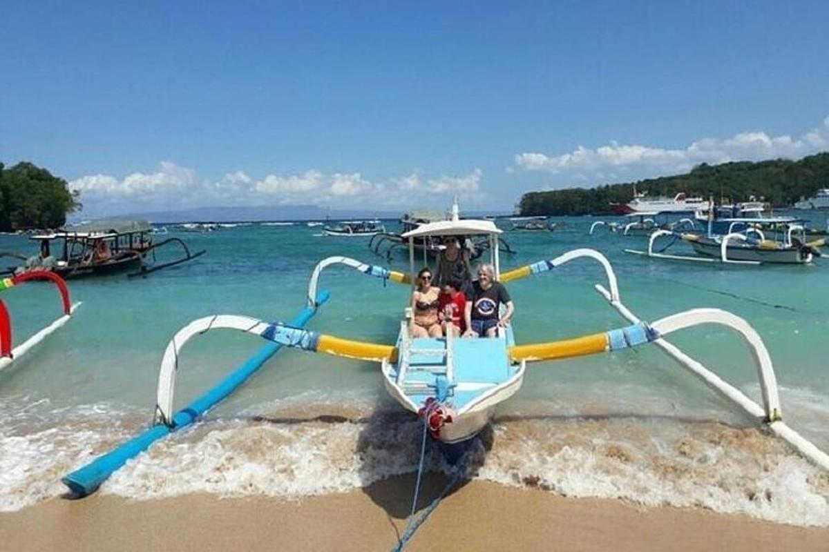 un groupe de personnes sur un bateau dans l'eau