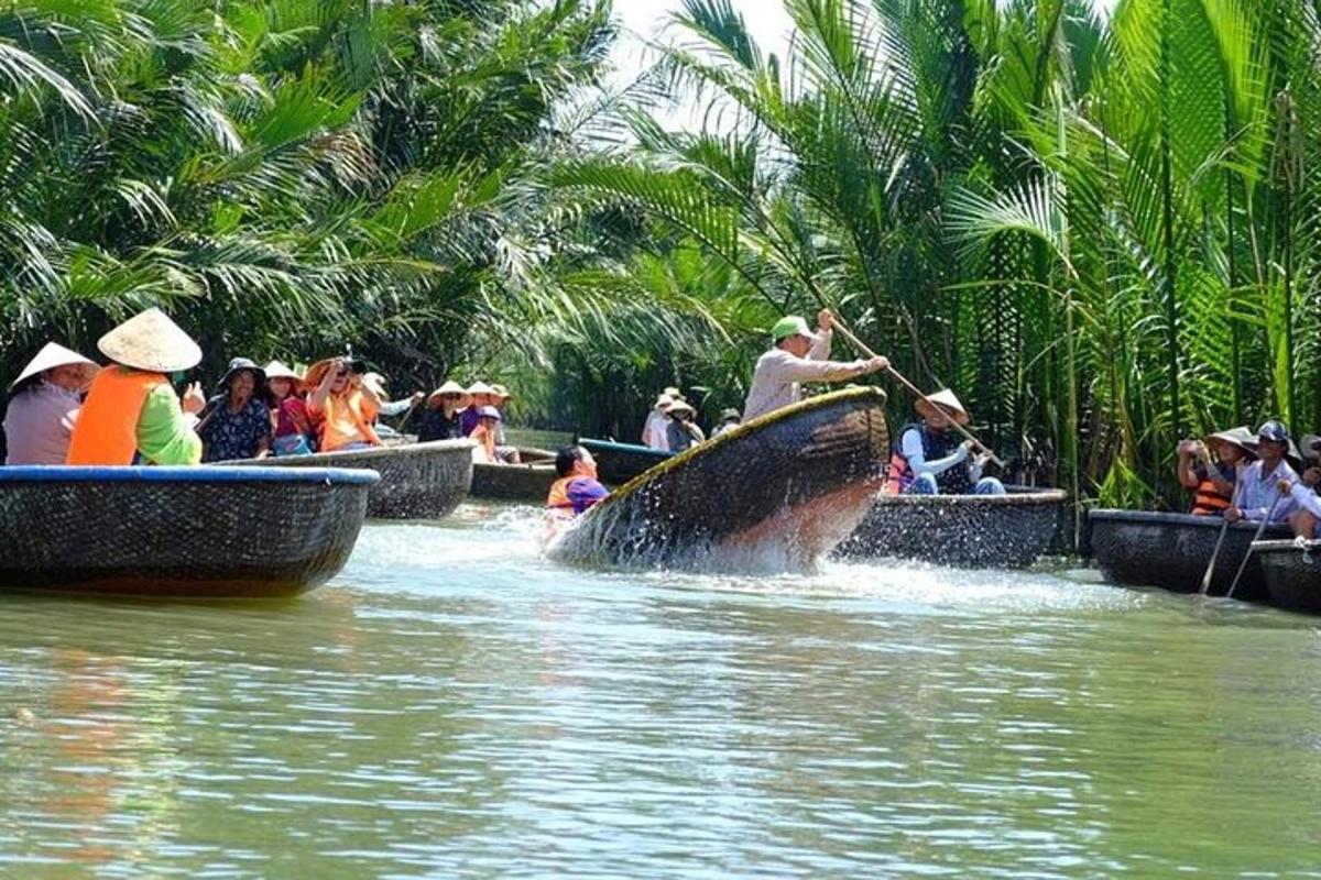 sekumpulan orang yang menaiki bot di dalam air