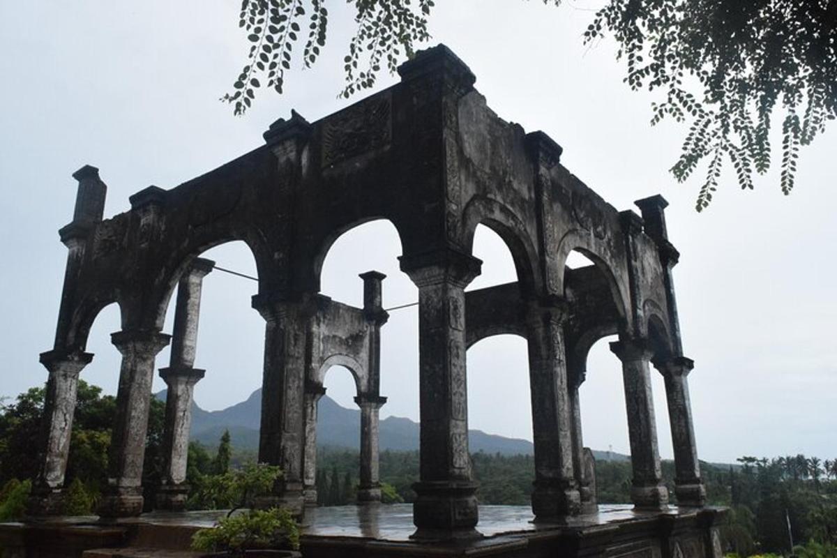 một tòa nhà đá cũ có mái vòm trên đồi
