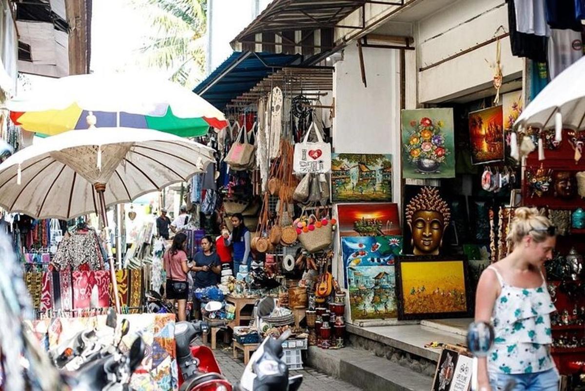 una mujer caminando por un mercado con un paraguas