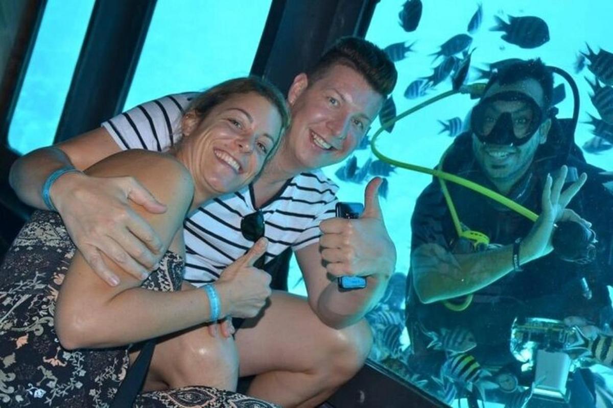 moški in ženska kažeta palec gor