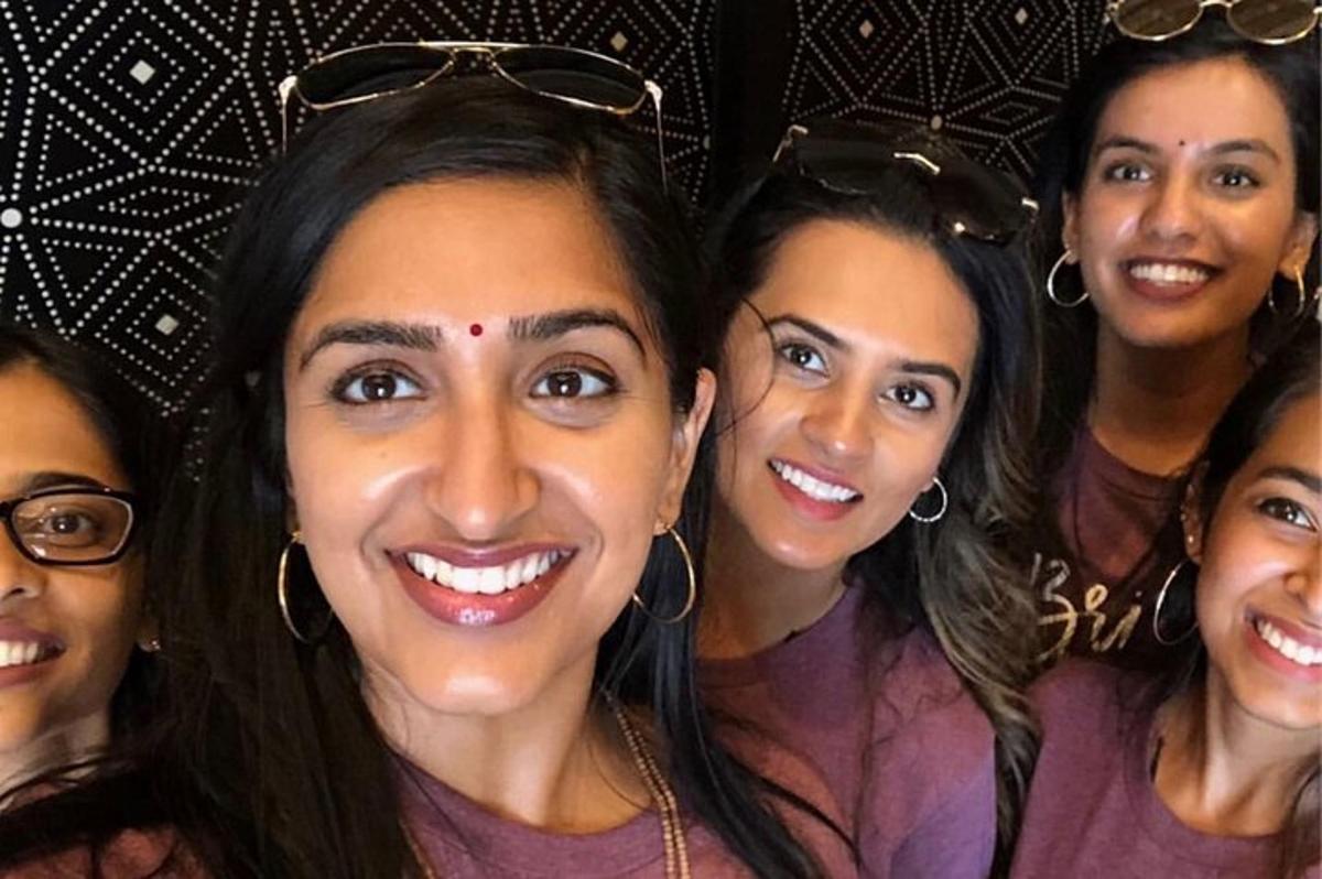 um grupo de garotas posando para uma foto