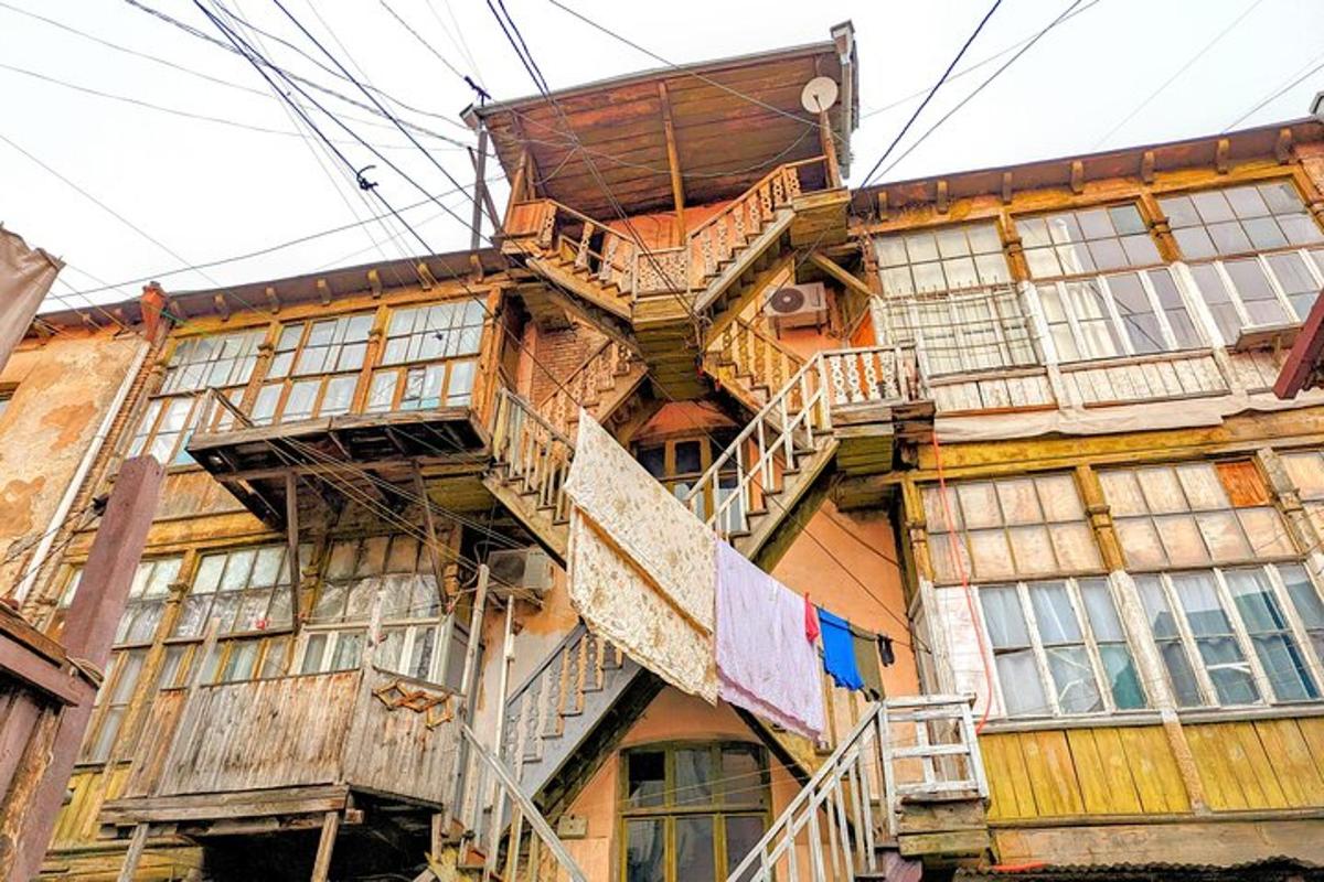 vana hoone, millel on hunnik treppe